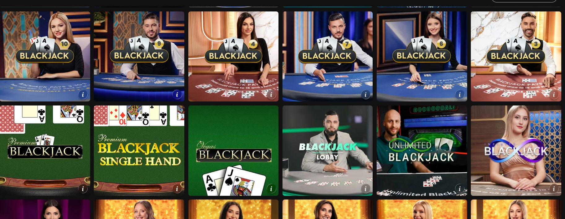 Mesas de blackjack en vivo numeradas, con el pago del blackjack impreso en el tapete